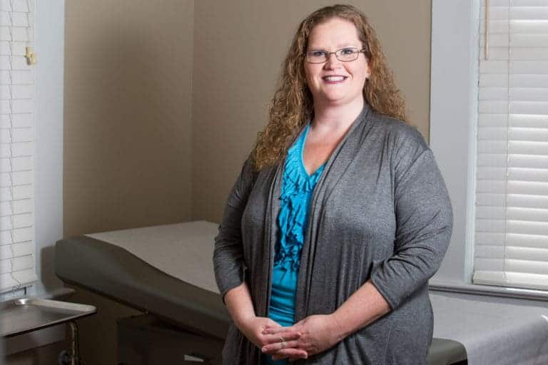 大学执业护士 Sarah Davis, 护理学硕士, WHNP-BC（女性健康护理执业护士委员会资格认证护士）